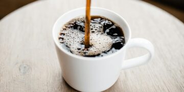 Ако ги забележите овие меурчиња во кафето – веднаш престанете да го пиете: Може да биде опасно за желудникот