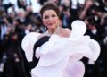 Џоан Колинс на 92 години го украде шоуто во Кан: Сите гледаа во фустанот инспириран од орхидеја
