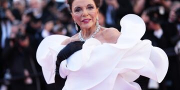 Џоан Колинс на 92 години го украде шоуто во Кан: Сите гледаа во фустанот инспириран од орхидеја
