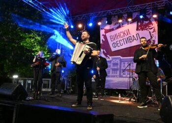 Битолчани уживаа во првата фестивалска вечер на Вино фест – вечерва продолжува забавата