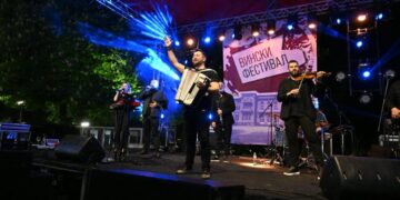Битолчани уживаа во првата фестивалска вечер на Вино фест – вечерва продолжува забавата
