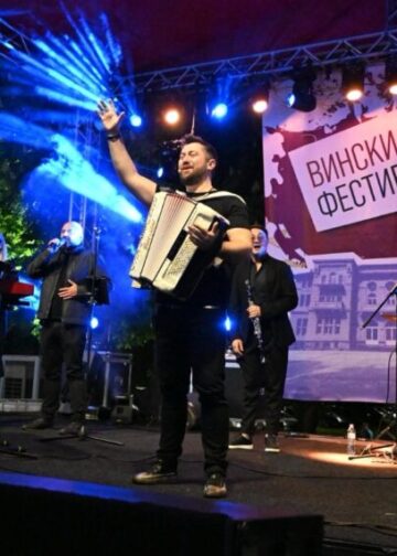 Битолчани уживаа во првата фестивалска вечер на Вино фест – вечерва продолжува забавата