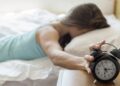 Секое утро го стискате „snooze“? лекарите предупредуваат: оваа навика може сериозно да го оштети срцето и мозокот