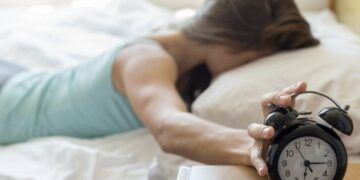 Секое утро го стискате „snooze“? лекарите предупредуваат: оваа навика може сериозно да го оштети срцето и мозокот