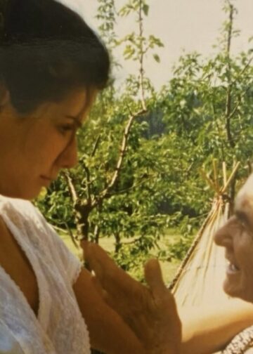 Сандра Булок објави ретка фотографија со децата што ги посвоила – емотивна порака за Денот на мајките