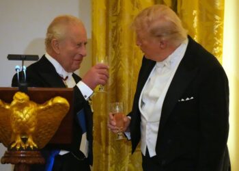 (ВИДЕО) Шега со политичка тежина: Кралот Чарлс III му возврати на Трамп среде Белата Куќа – дипломатски хумор со историска порака