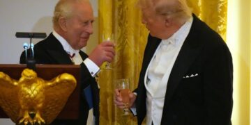 (ВИДЕО) Шега со политичка тежина: Кралот Чарлс III му возврати на Трамп среде Белата Куќа – дипломатски хумор со историска порака