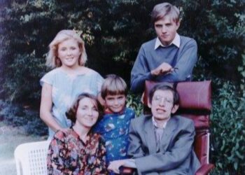 Дешифрирани 200.000 тајни зборови: Што криеле дневниците на таткото на Стивен Хокинг?
