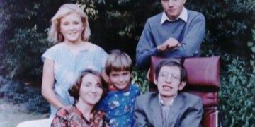 Дешифрирани 200.000 тајни зборови: Што криеле дневниците на таткото на Стивен Хокинг?