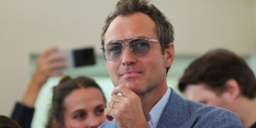 Синoт на Ален Делон испрашуван од Полицијата по обвинувањата за смртта на кучето на неговиот брат