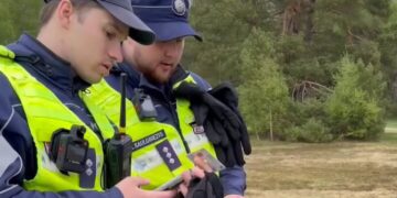 (ВИДЕО) Полицијата во Летонија помешала чанта од познат бренд со руско знаме – видеото стана хит на интернет!