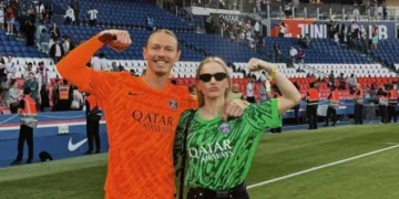 (ВИДЕО) Забрането руско знаме на финалето од Лигата на шампионите, но една навивачка ги изненади сите