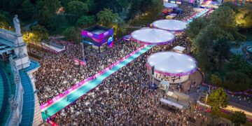 Со спектакл и тиркизен килим стартуваше 70 издание на Евровизија овој пат во Виена – 200.000 фанови пристигнуваат во градот