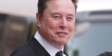 Илон Маск повеќе не е трилионер: Падот на акциите на SpaceX и блокадата на дел од Tesla-акциите му го намалија богатството