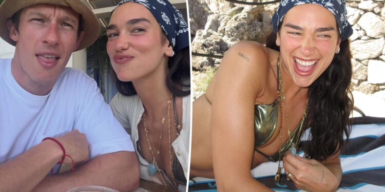 (ФОТО) Дуа Липа ужива на меден месец во Италија: Со фотографии во златно бикини им овозможи на фановите интимен поглед од романтичното патување