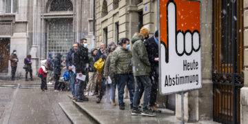 Швајцарците денес на референдум одлучуваат дали земјата да го ограничи бројот на жители на 10 милиони