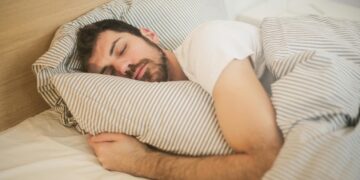 Дали спиењето на десната страна му штети на срцето? Експертите објаснуваат што навистина покажуваат истражувањата
