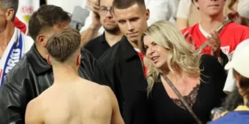 Луѓето не можат да поверуваат дека има 52 години: Мајката на репрезентативецот на Босна и Херцеговина го привлече вниманието на Светското првенство