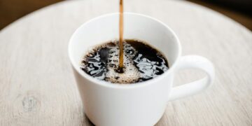 Пиете кафе по 15 часот? Научниците открија што навистина му прави на мозокот додека спиете