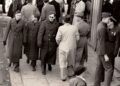 Фотографија од 1943 година повторно го шокира интернетот: Дали на неа е снимен патник низ времето?