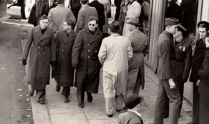 Фотографија од 1943 година повторно го шокира интернетот: Дали на неа е снимен патник низ времето?