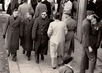 Фотографија од 1943 година повторно го шокира интернетот: Дали на неа е снимен патник низ времето?