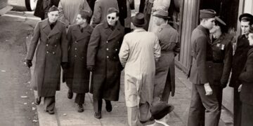 Фотографија од 1943 година повторно го шокира интернетот: Дали на неа е снимен патник низ времето?
