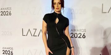 Црвенокосата убавица од Канал 77 во главна улога: Христина Спирова блесна со елегантен стајлинг и смел шлиц на „Lazarov Awards“