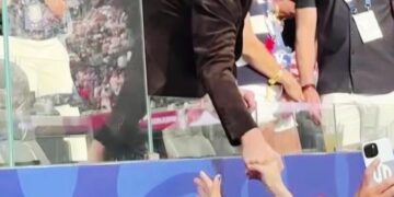 (ВИДЕО) Том Круз меѓу навивачите на отворањето на Светското првенство, фановите го опколија на трибините