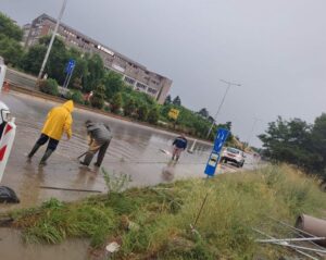 По обилните врнежи, механизацијата на ЈП Нискоградба распоредена низ критичните точки во Битола