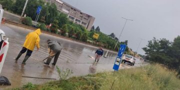 По обилните врнежи, механизацијата на ЈП Нискоградба распоредена низ критичните точки во Битола