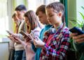 Велика Британија воведува радикална мерка: Социјалните мрежи забранети за деца под 16 години
