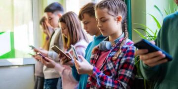 Велика Британија воведува радикална мерка: Социјалните мрежи забранети за деца под 16 години