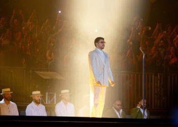 (ВИДЕО) Хаос на концертот на Bad Bunny во Милано: Силен град го прекина спектаклот пред 80.000 луѓе