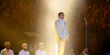 (ВИДЕО) Хаос на концертот на Bad Bunny во Милано: Силен град го прекина спектаклот пред 80.000 луѓе