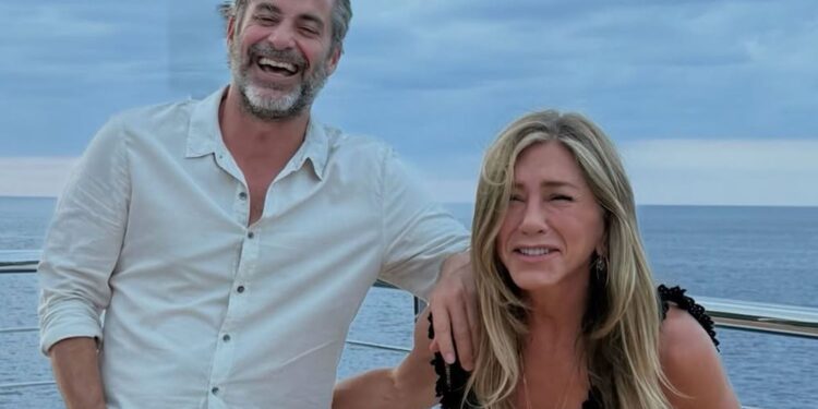 (ФОТО) Џенифер Анистон и Џим Кертис прославија една година љубов: Ретки фотографии откриваат колку се среќни заедно
