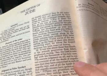 Древен текст што не влегол во Библијата поттикна мистериозна теорија: Дали под мразот на Антарктикот се крие „затвор за паднати ангели“?