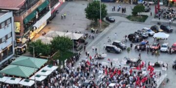 ДУИ најавуваше „инвазија“ во Тетово – на протестот се појавија едвај стотина граѓани