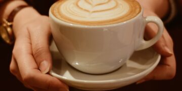Колку кафе дневно е безбедно за срцето? Научниците открија што е клучно, а многумина не обрнуваат внимание на тоа