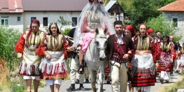 Галичник денес во ритамот на „Тешкото“: Александар и Мартина ја крунисуваат љубовта со вековните галички обичаи