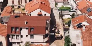 ВИДЕО – Градежна експанзија во Битола: Во тек се проекти за улици, спортски терени и современи паркинзи