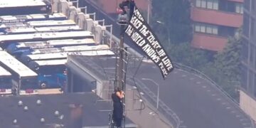 Маж ја запроси својата партнерка на врвот на Емпаер Стејт Билдинг, а двајцата завршија во полициска станица (ФОТО+ВИДЕО)