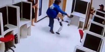 (ВИДЕО) Шокантен момент: Робот се побуни и одби да биде ставен под контрола!