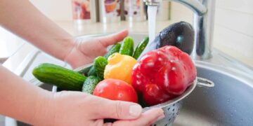 Мислите дека правилно ги миете овошјето и зеленчукот? Еве каде најчесто се прави грешка
