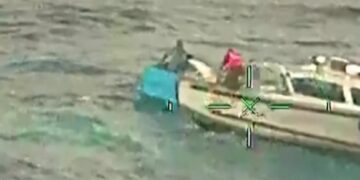 Пет дена плутале среде Пацификот без храна и вода: Двајца рибари преживеале држејќи се за ладилна кутија од потонатиот брод