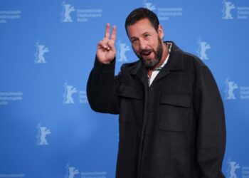 (ВИДЕО) Ќерката на Адам Сендлер откри необична навика на славниот актер: Во базен влегува со чорапи, а причината ги насмеа сите