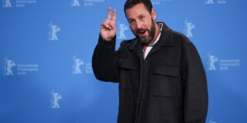 (ВИДЕО) Ќерката на Адам Сендлер откри необична навика на славниот актер: Во базен влегува со чорапи, а причината ги насмеа сите