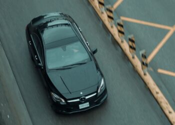 Возачи го тужат Mercedes: Вжештеното AMG лого им оставило изгореници на грбот