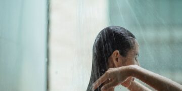 Дали е добро да се тушираме со топла вода? Не мора да преминете на студен туш, но една навика може да ја исуши кожата
