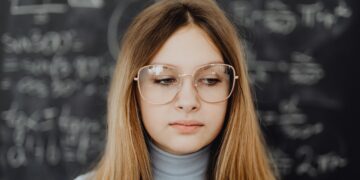 Познат психолог открива: Високо интелигентните луѓе често ги препознава една посебна особина